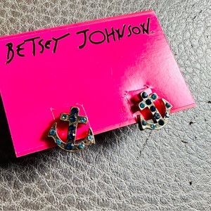 Betsy Johnson Anker Stud earrings